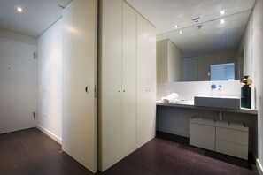 Apartment, 1 Bedroom, Ensuite | Bathroom | Separate tub and shower, free toiletries, towels, shampoo - Oriente Marina Apartments by APT IIN - Parque das Nações (Lisbon)