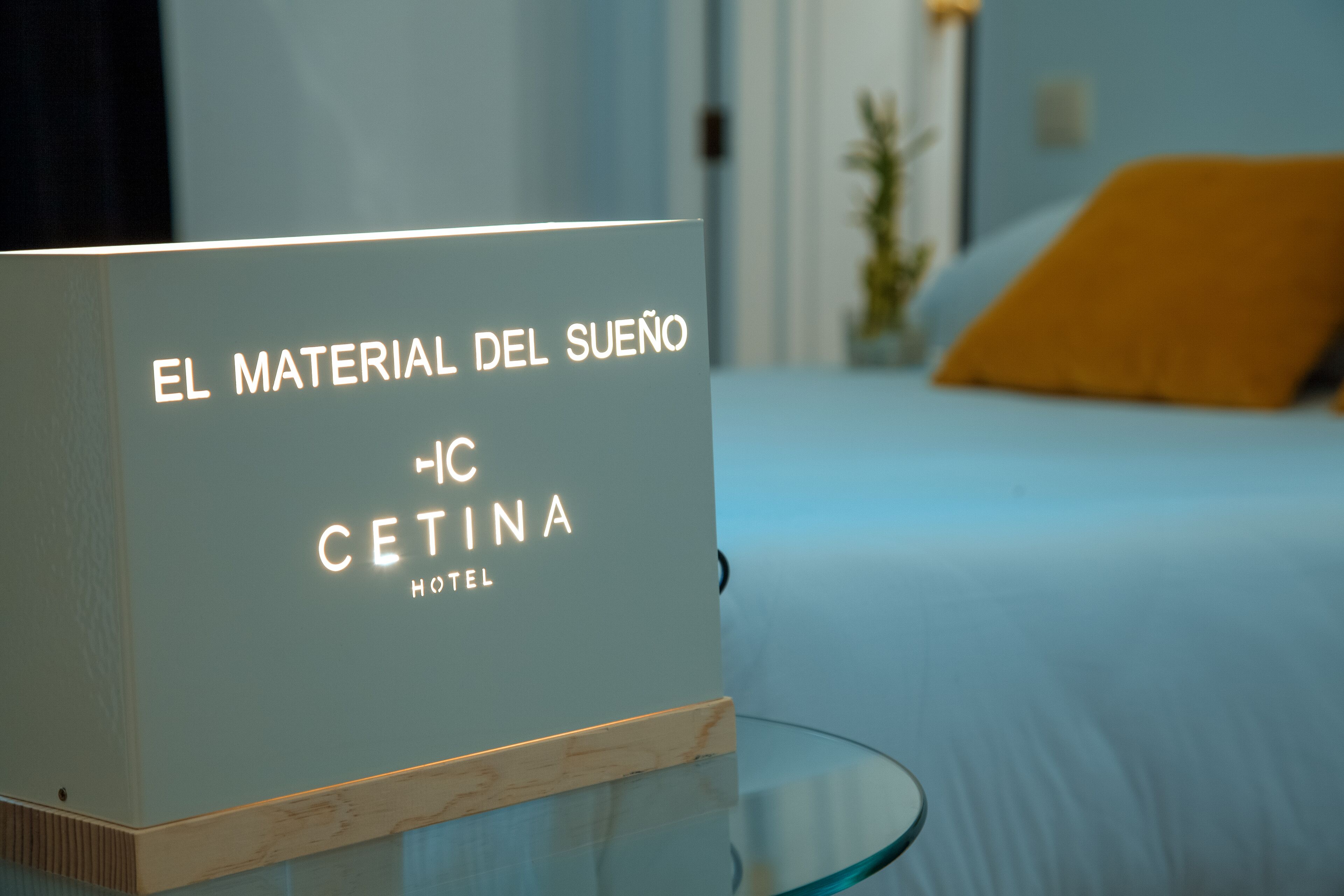 Placa de hotel com o nome 'EL MATERIAL DEL SUENO' e 'HC CETINA HOTEL'.