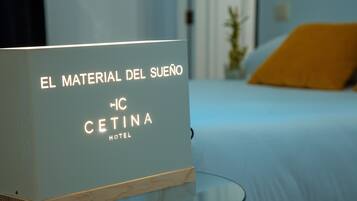 Placa de hotel com o nome 'EL MATERIAL DEL SUENO' e 'HC CETINA HOTEL'.