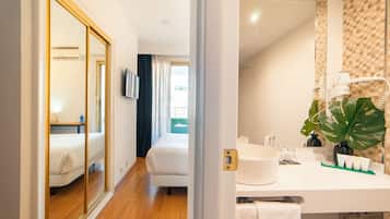 Dobbeltværelse - terrasse | Premium-sengetøj, minibar, pengeskab på værelset, skrivebord