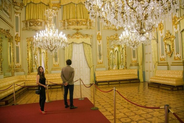 A grand room with ornate gold detailing, large chandeliers, and a red carpet. - Hotel Cetina Murcia (Murcia)