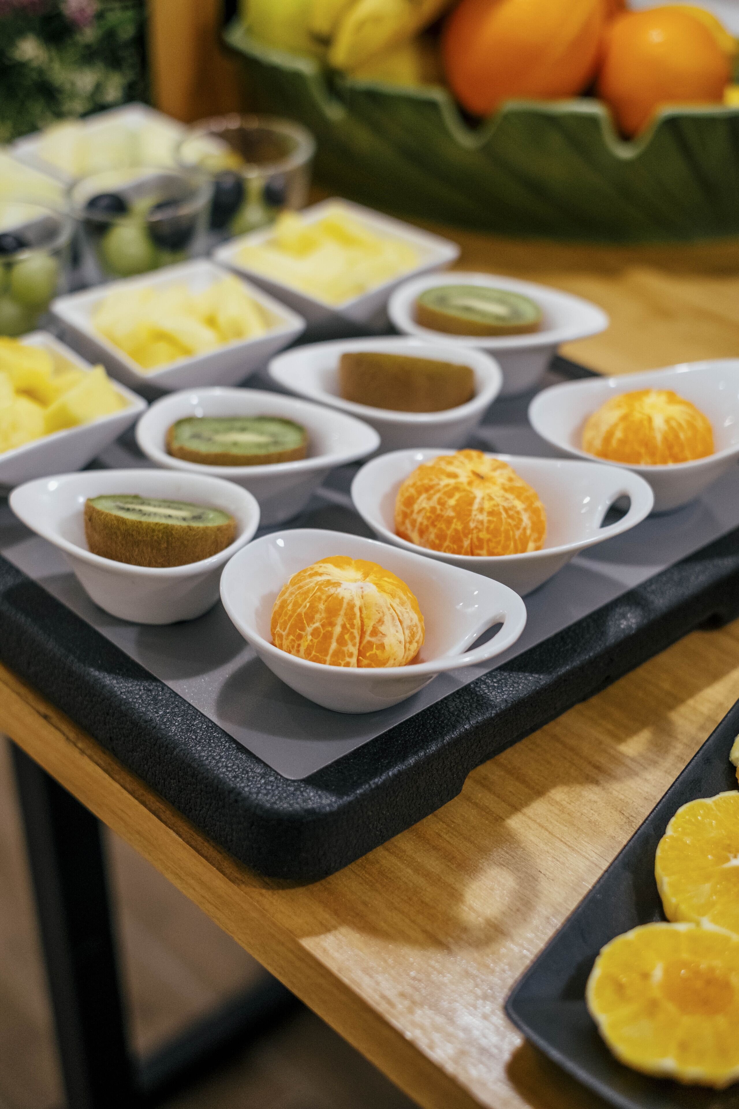 Un bufet amb diverses fruites i verdures en bols.