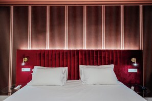 A hotel room with a large bed, red headboard, and two bedside tables with lamps. - Hotel Cetina Murcia (Murcia)