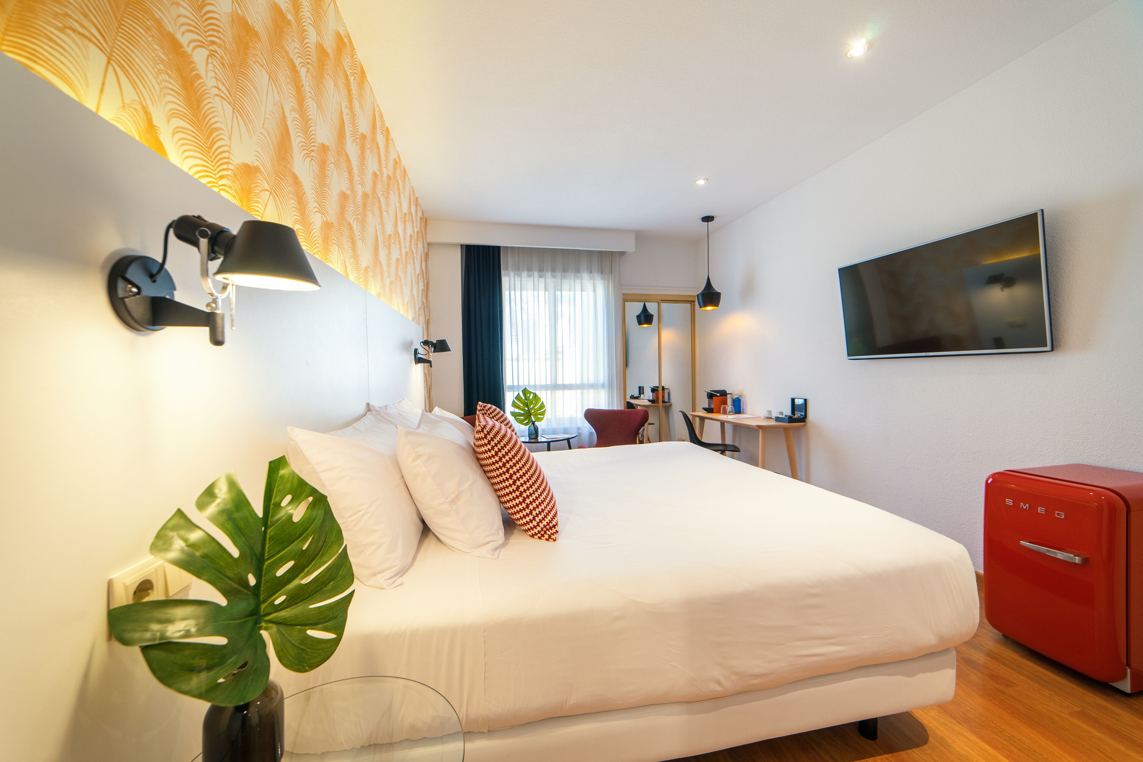 deluxe double room | premium bedding, minibar, in-room safe, desk