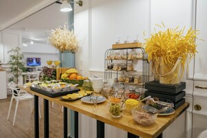 Desayuno buffet diario (EUR 12 por persona)