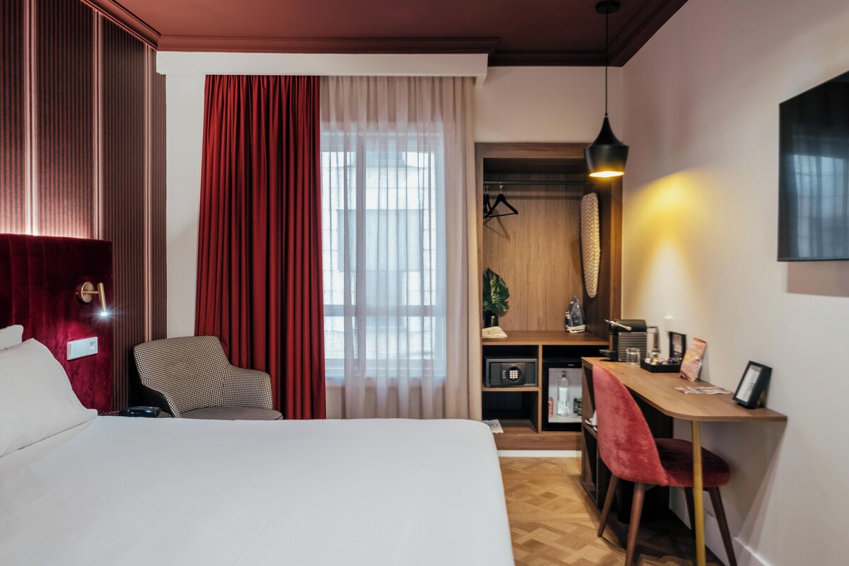 Deluxe Double Room | Premium bedding, minibar, in-room safe, desk