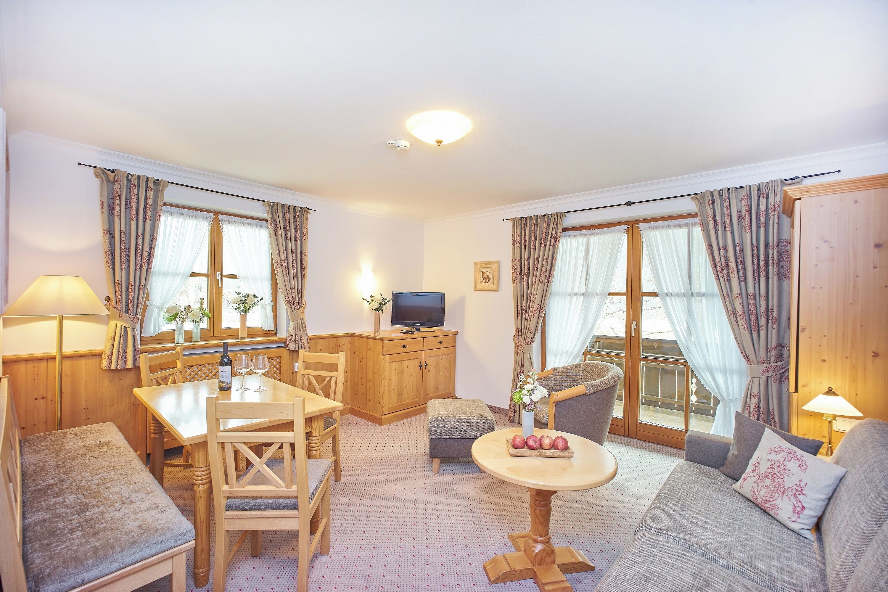 studio suite | living area | 32-inch flat-screen tv with satellite channels, tv