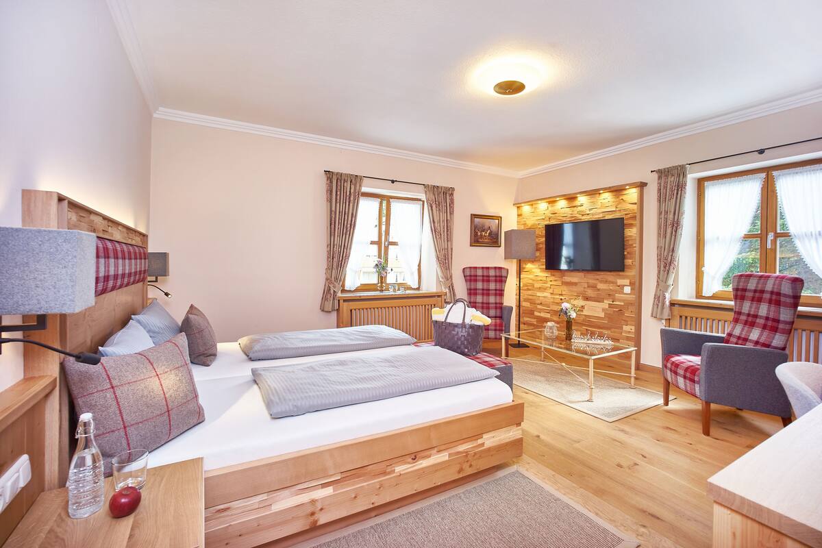 studio suite | living area | 32-inch flat-screen tv with satellite channels, tv