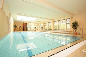 Indoor pool, sun loungers