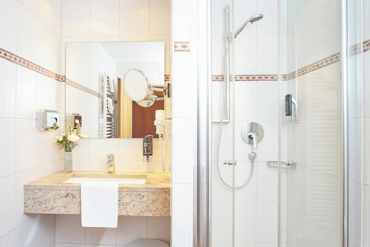 standard single room | bathroom | shower, free toiletries, hair dryer, bathrobes