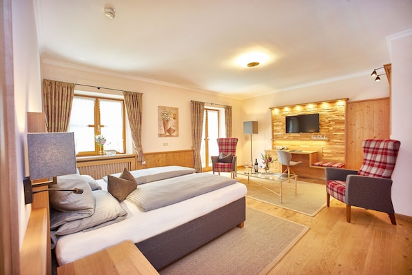 Comfort Double Room | Living area | 32-inch flat-screen TV with satellite channels, TV