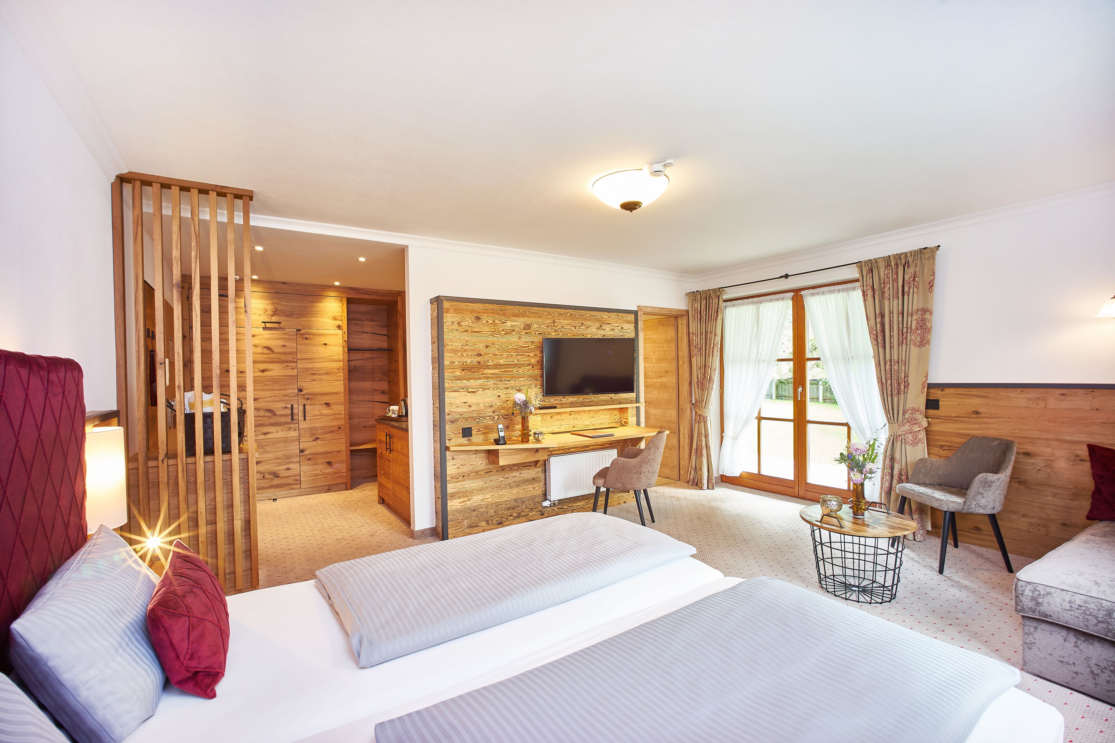 Comfort Double Room | Living area | 32-inch flat-screen TV with satellite channels, TV