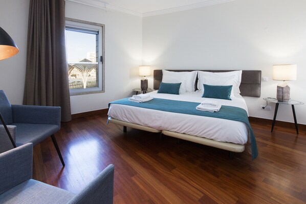 Departamento familiar, 3 habitaciones, vista a la ciudad | Edredón, escritorio, tabla de planchar con plancha y wifi gratis