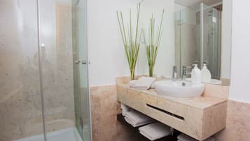 Apartamento, 1 quarto | Banheiro | Chuveiro/banheira combinados, produtos de toalete grátis