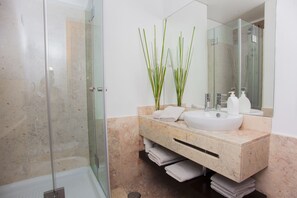 Appartement, 1 slaapkamer | Badkamer | Een bad/douchecombinatie, gratis toiletartikelen, een haardroger