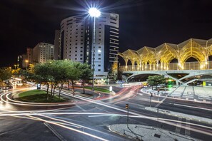 Vista frontal de la propiedad por la tarde o noche