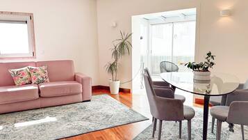 Leilighet – premium, 2 soverom, terrasse, elveutsikt | Oppholdsområde | Flatskjerm-TV