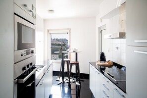 Premium-Apartment, 2 Schlafzimmer, Terrasse, Flussblick | Eigene Küche | Kühlschrank, Mikrowelle, Herdplatte, Geschirrspüler