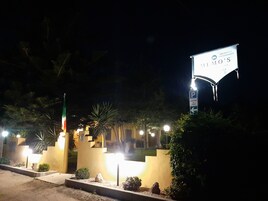 住宿正面 - 傍晚/夜晚