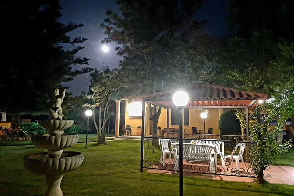 Fassade der Unterkunft – Abend/Nacht