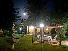 住宿正面 - 傍晚/夜晚