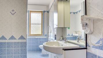 Tripla Superior | Bagno | Doccia, soffione a pioggia, set di cortesia gratuito, asciugacapelli