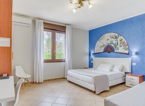 Superior Triple Room | Egyptian cotton sheets, premium bedding, down comforters - Memo's Affittacamere (Arborea)