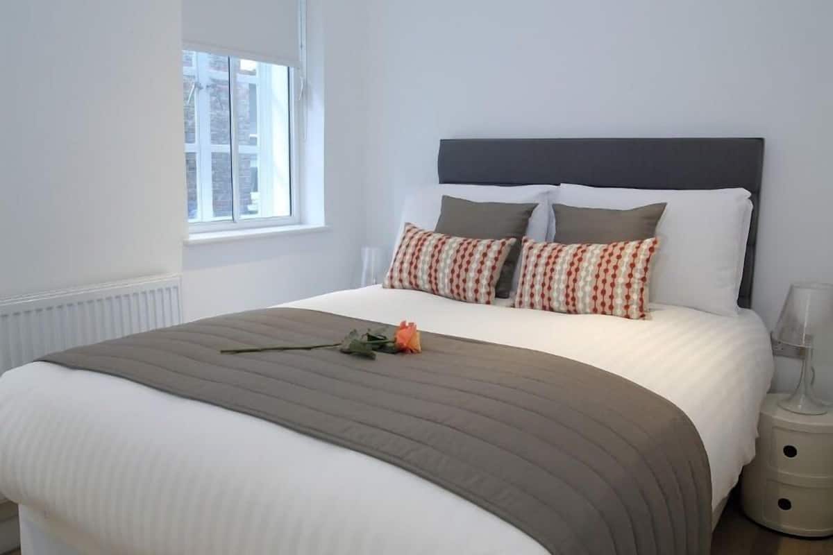 2 bedrooms, iron/ironing board, WiFi (free)