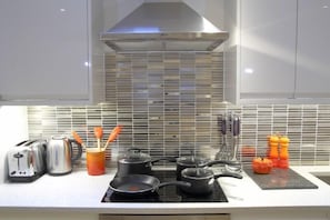 Full-sized fridge, microwave, stovetop, dishwasher