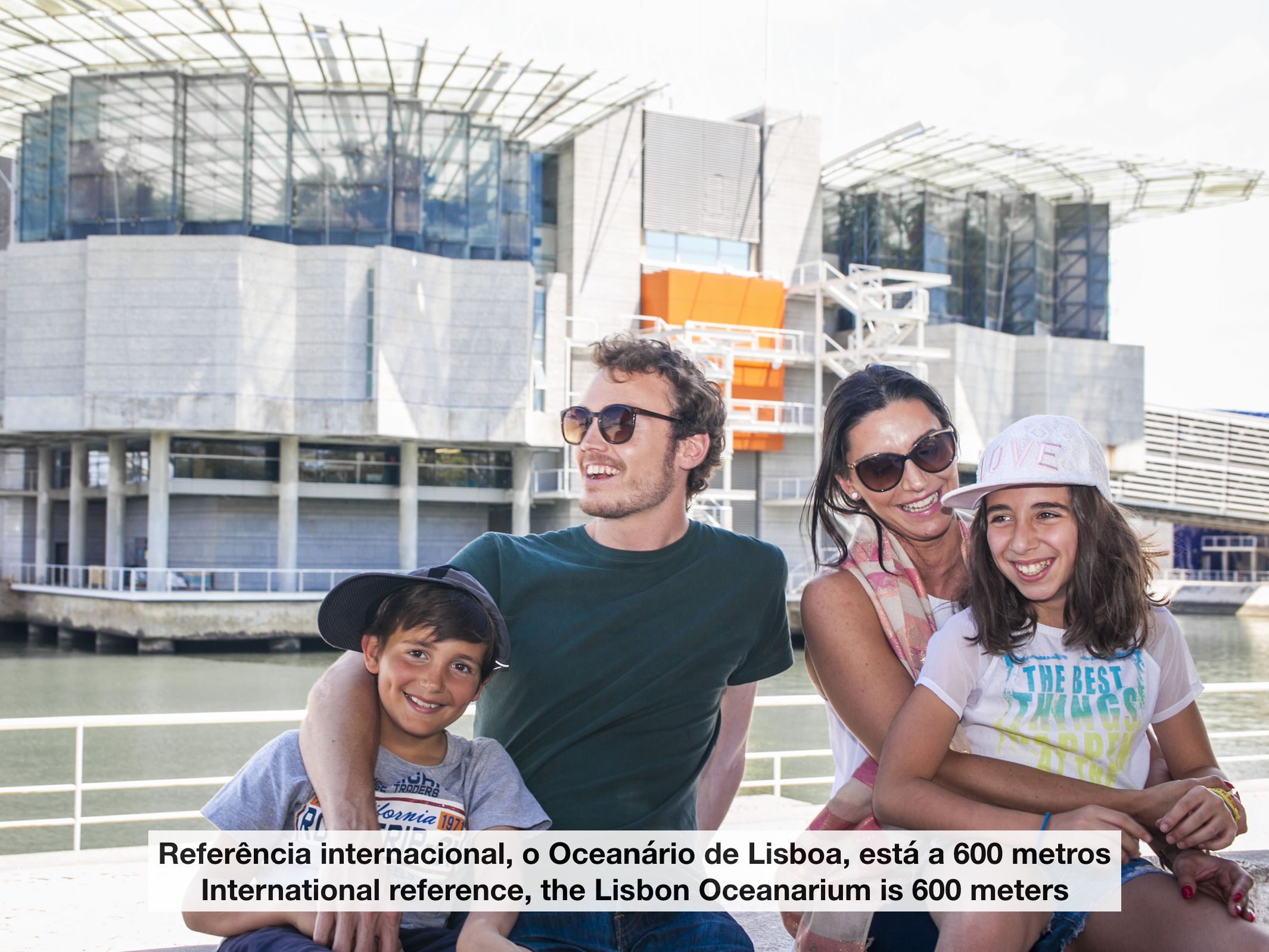 Una familia en un barco, con un edificio moderno al fondo.