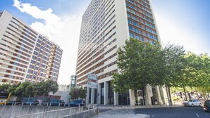 A high-rise building with multiple floors, large windows, and a prominent entrance. - Oriente 57 Apartments by APT IIN - Parque das Nações (Lisbon)