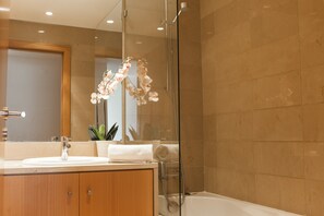 Bathtub, deep soaking tub, free toiletries, hair dryer - Oriente 57 Apartments by APT IIN - Parque das Nações (Lisbon)