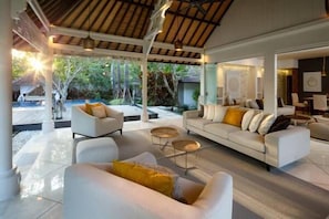 Luxury Villa, 4 Bedrooms | Lobby sitting area