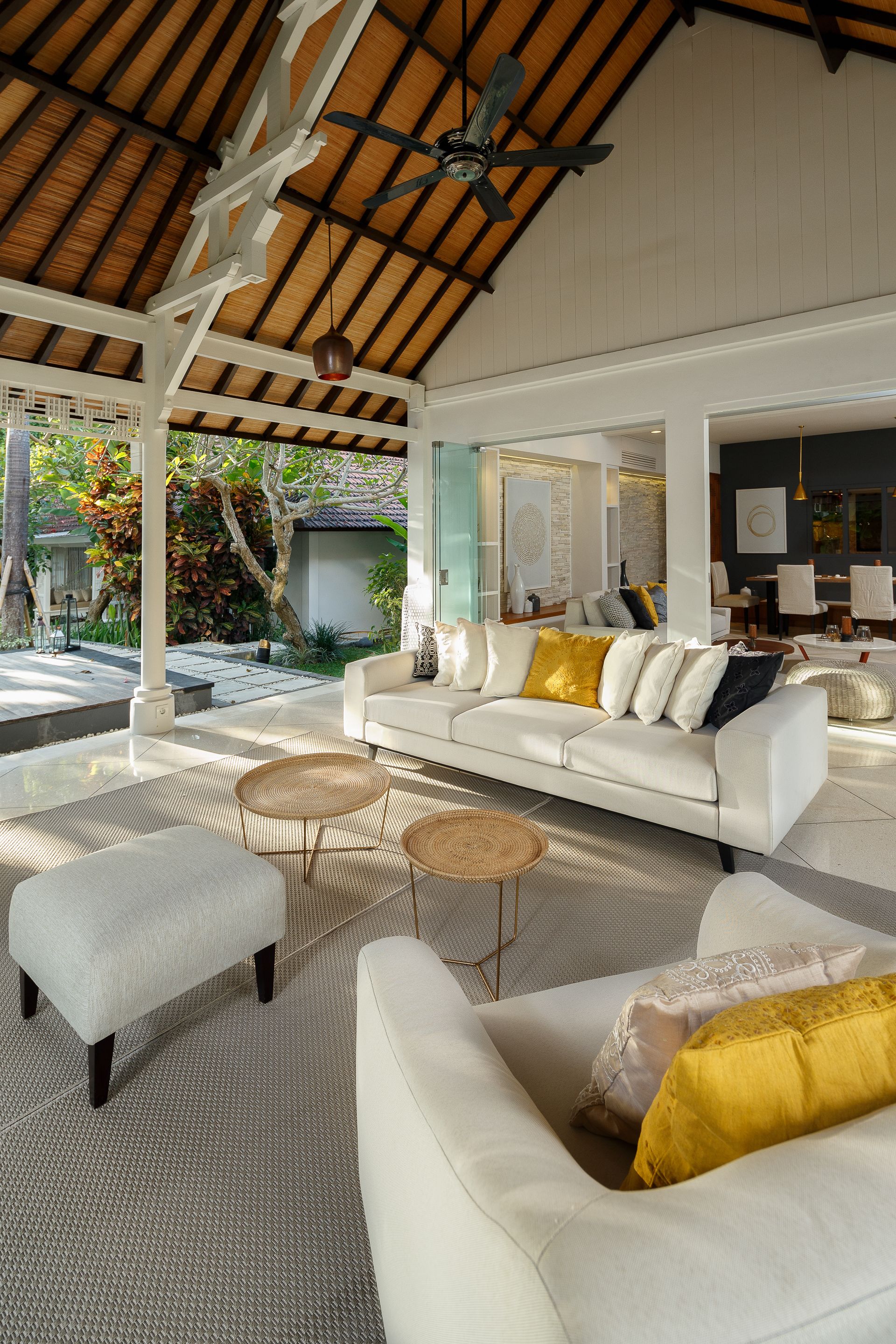 Villa Luxe, 4 chambres | Salle de séjour | Télévision LED, lecteur de DVD, station d'accueil iPod