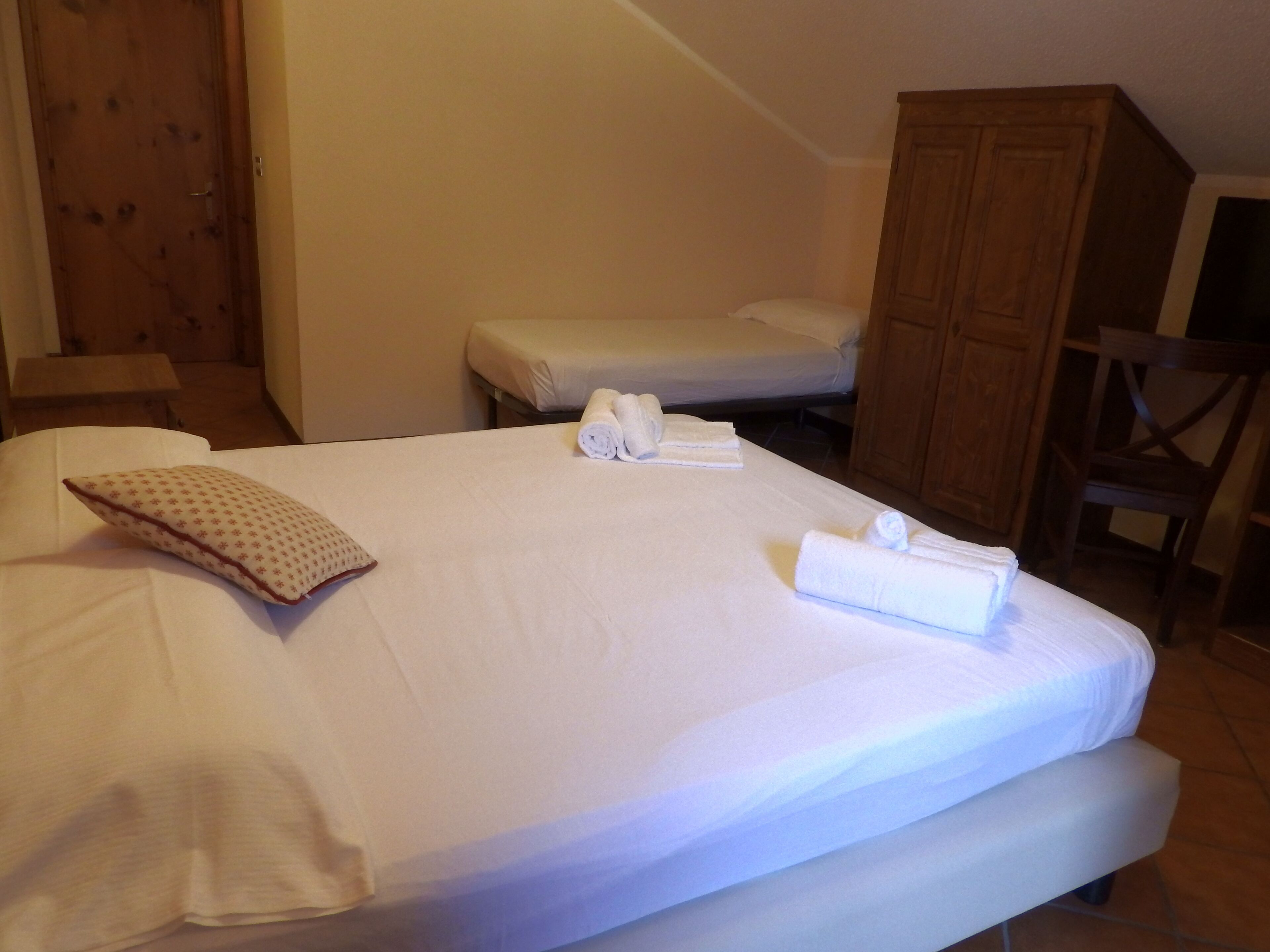 triple room | in-room safe, desk, free cots/infant beds, free wifi