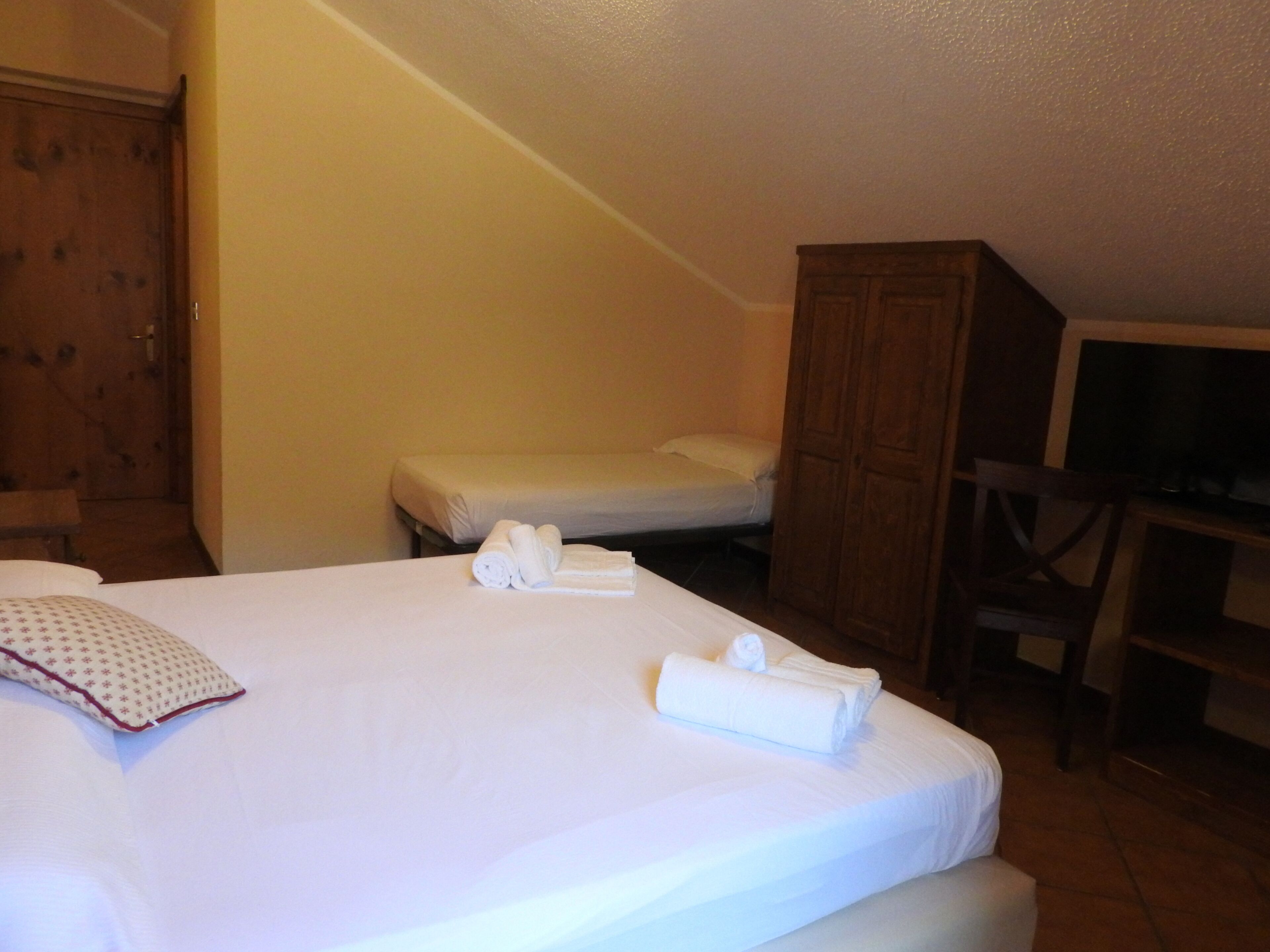 triple room | in-room safe, desk, free cots/infant beds, free wifi