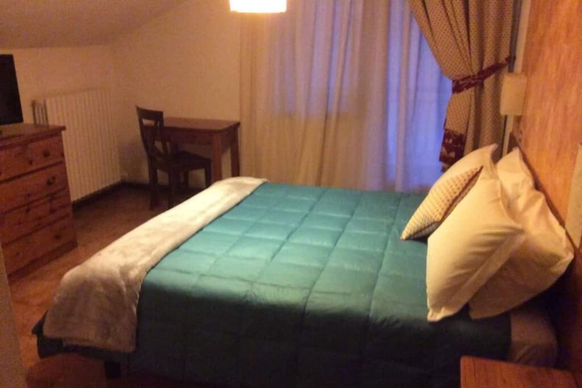 Kamer, 1 twee- of 2 eenpersoonsbedden | Een kluis op de kamer, een bureau, gratis babybedden, gratis wifi