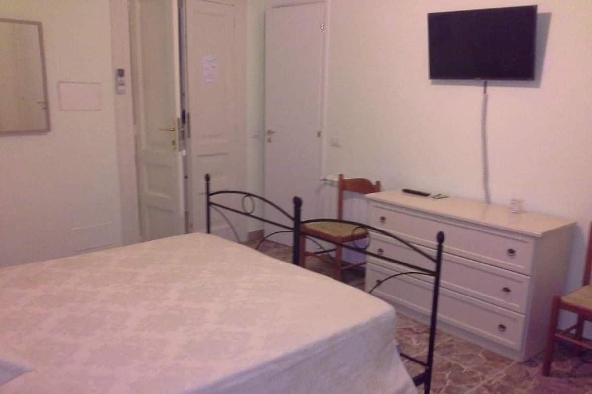 Comfort Triple Room, 1 Bedroom, Ensuite | 1 bedroom, desk, free WiFi, bed sheets