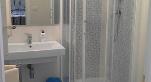 Comfort Triple Room, 1 Bedroom, Ensuite | Bathroom | Shower, free toiletries, hair dryer, bathrobes - La Casa di Ermelinda (Reggio Calabria)
