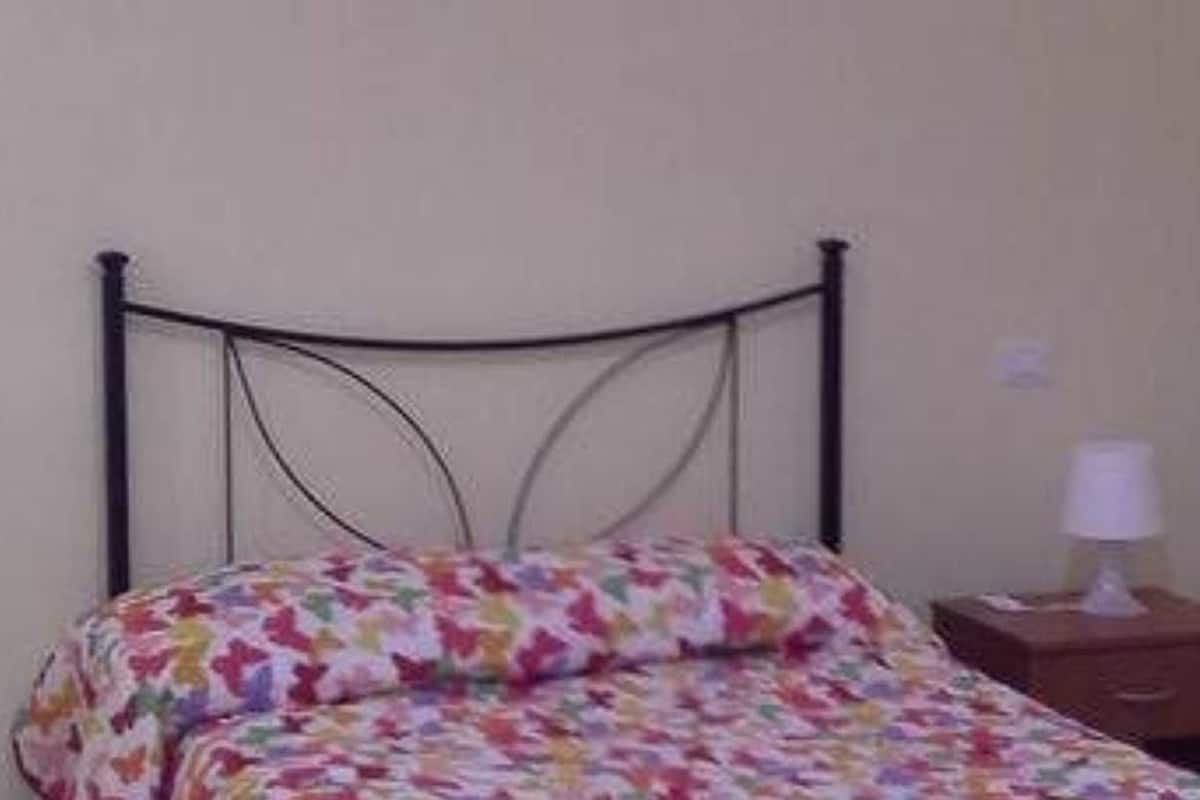 Economy Double Room, 1 Bedroom, Ensuite | 1 bedroom, desk, free WiFi, bed sheets