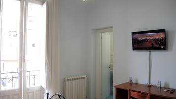 書桌、免費無線上網、床單