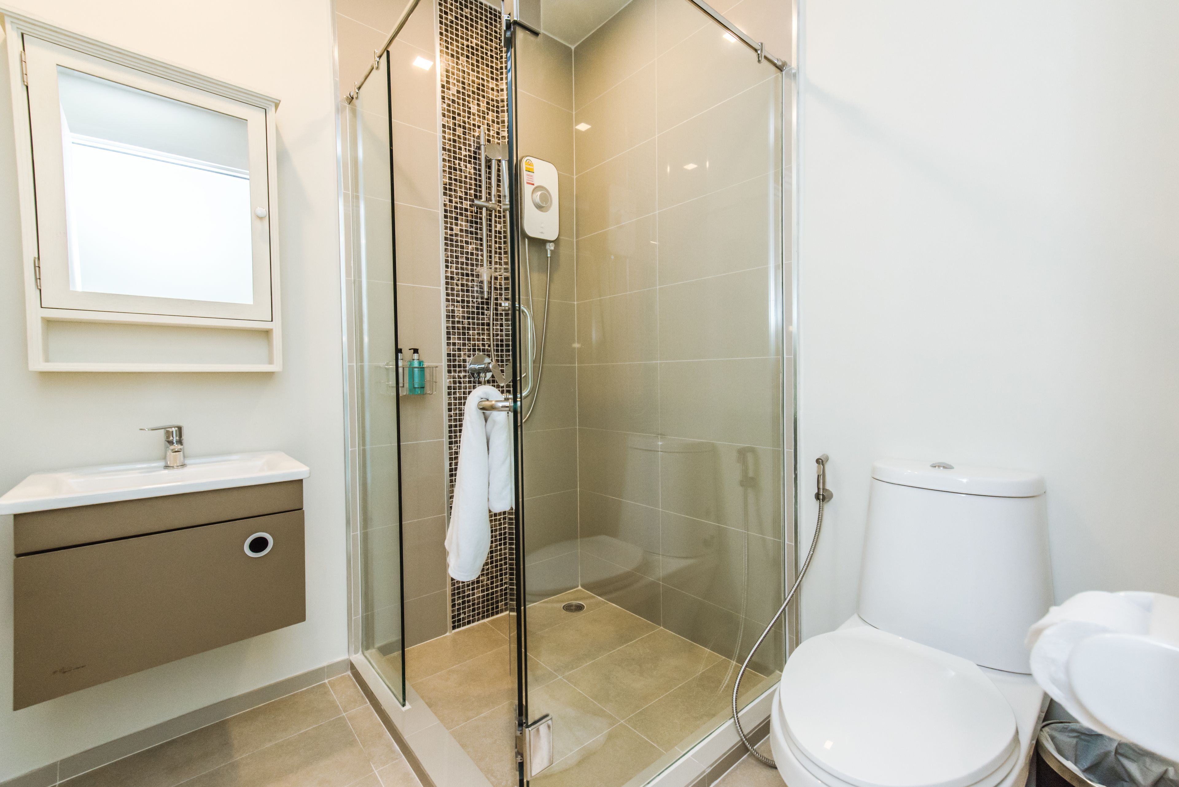 standard queen room | bathroom | shower, free toiletries, hair dryer, towels
