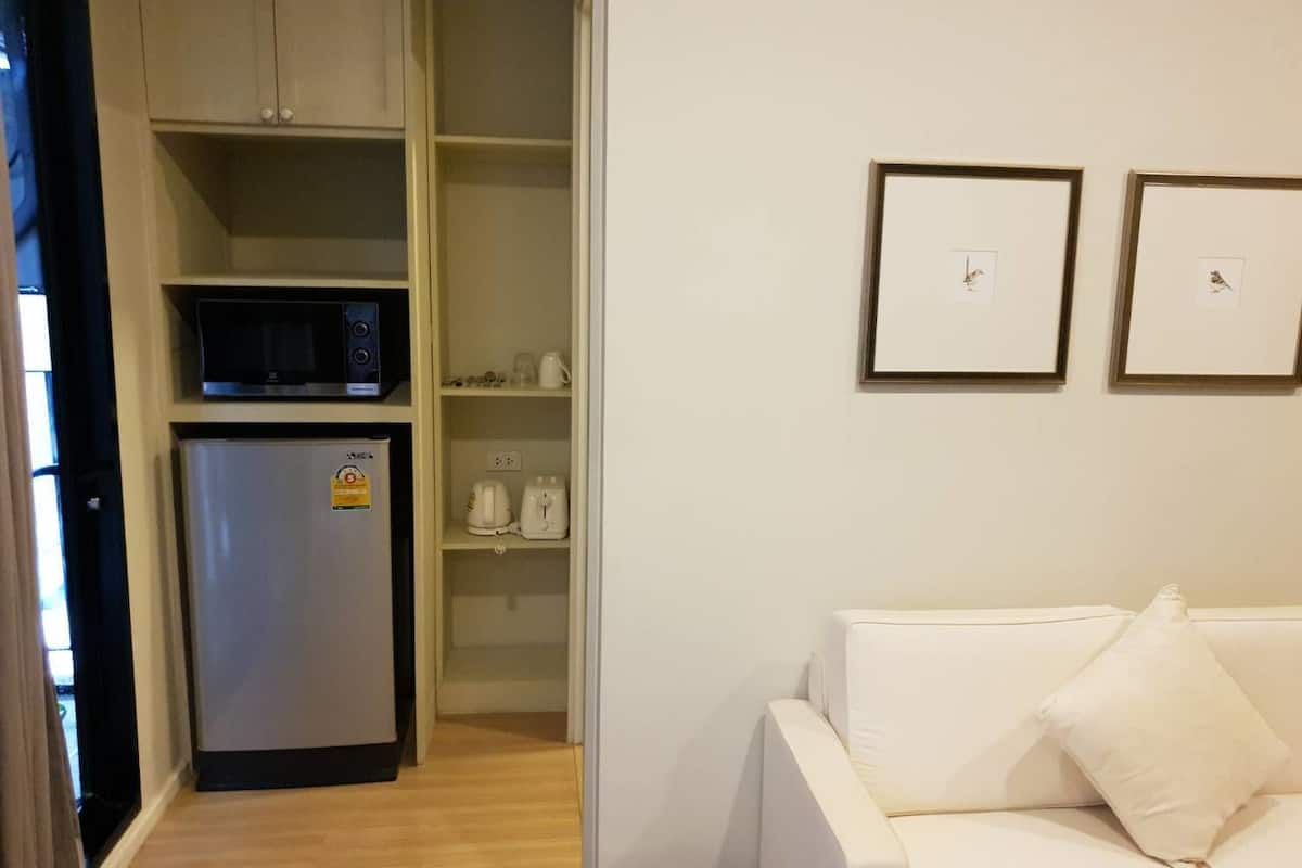 standard room (without kitchen) | living room | 32-inch lcd tv with cable channels, tv