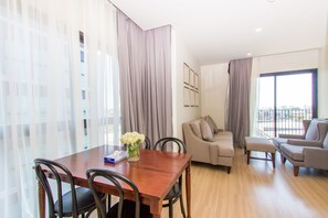 En 32-tommers LCD-TV med kabel-kanaler samt TV