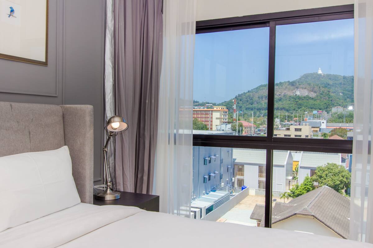 One Bedroom Roomy | Escritorio, cortinas blackout y wifi gratis 