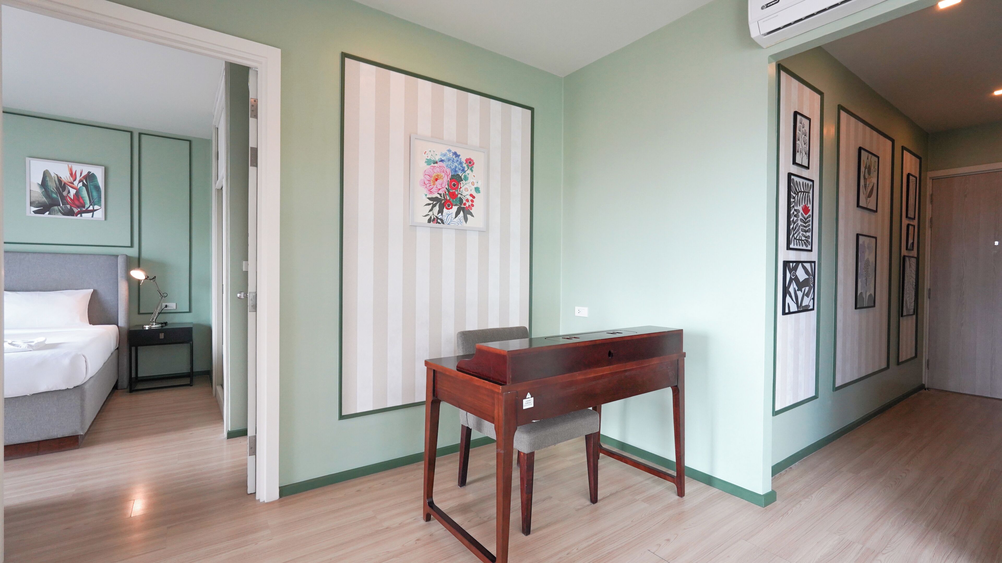 Une chambre d’hôtel avec un lit, un bureau et une porte donnant sur une autre pièce.
