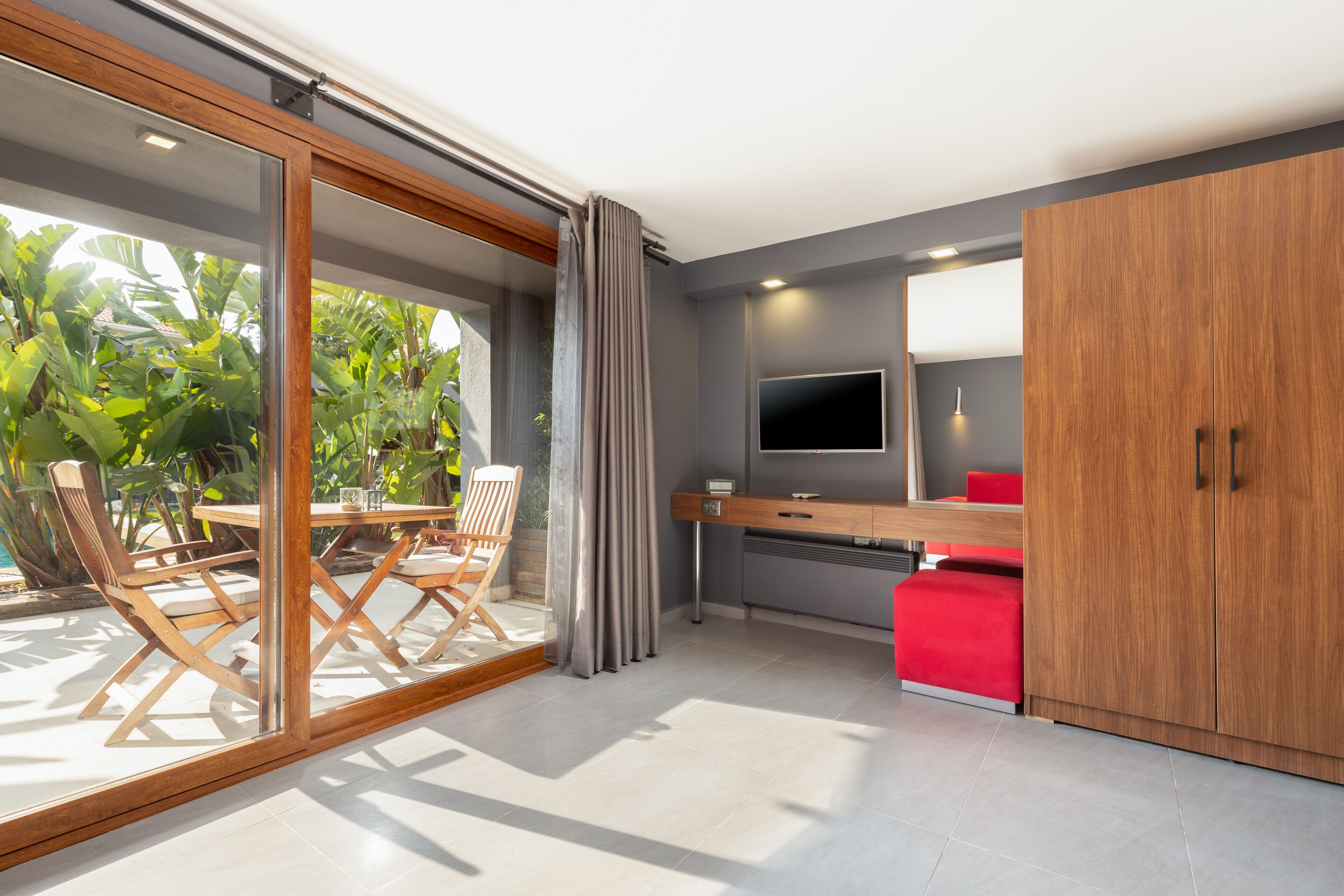 king suite jacuzzi | premium bedding, minibar, in-room safe, desk