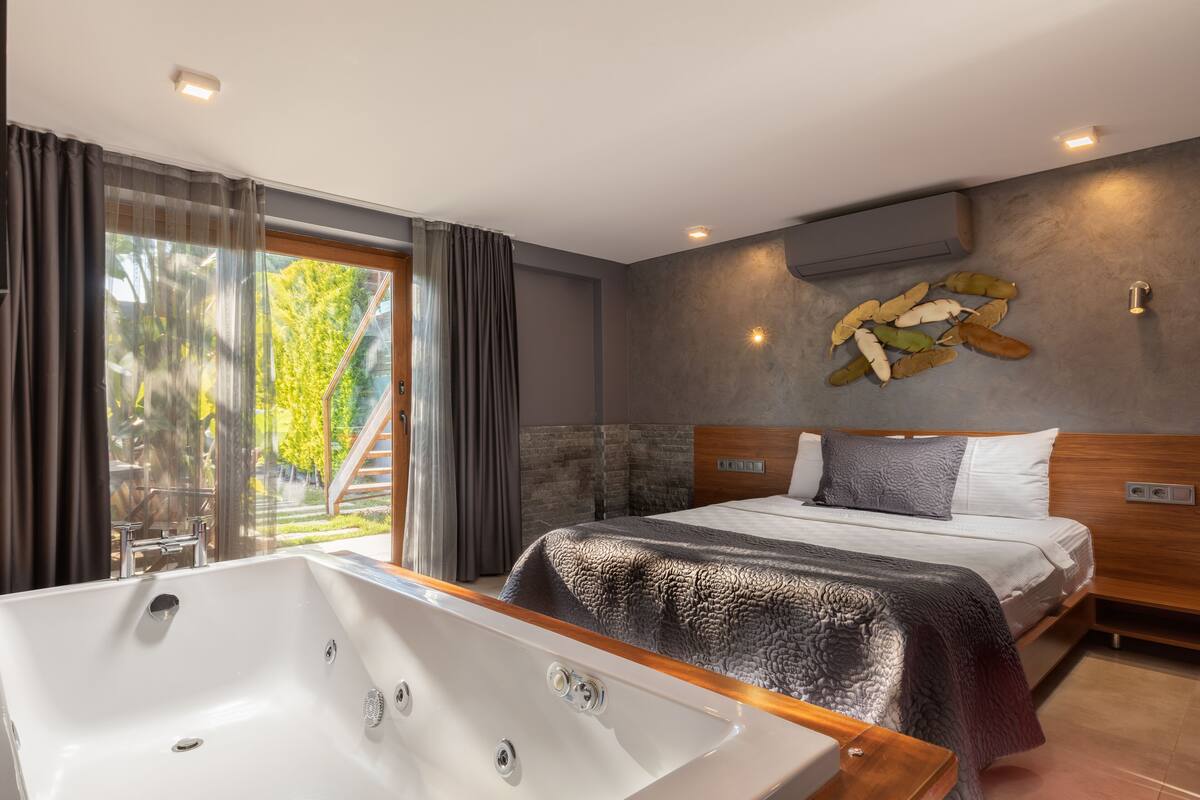 Deluxe Suite Jacuzzi | Private spa tub