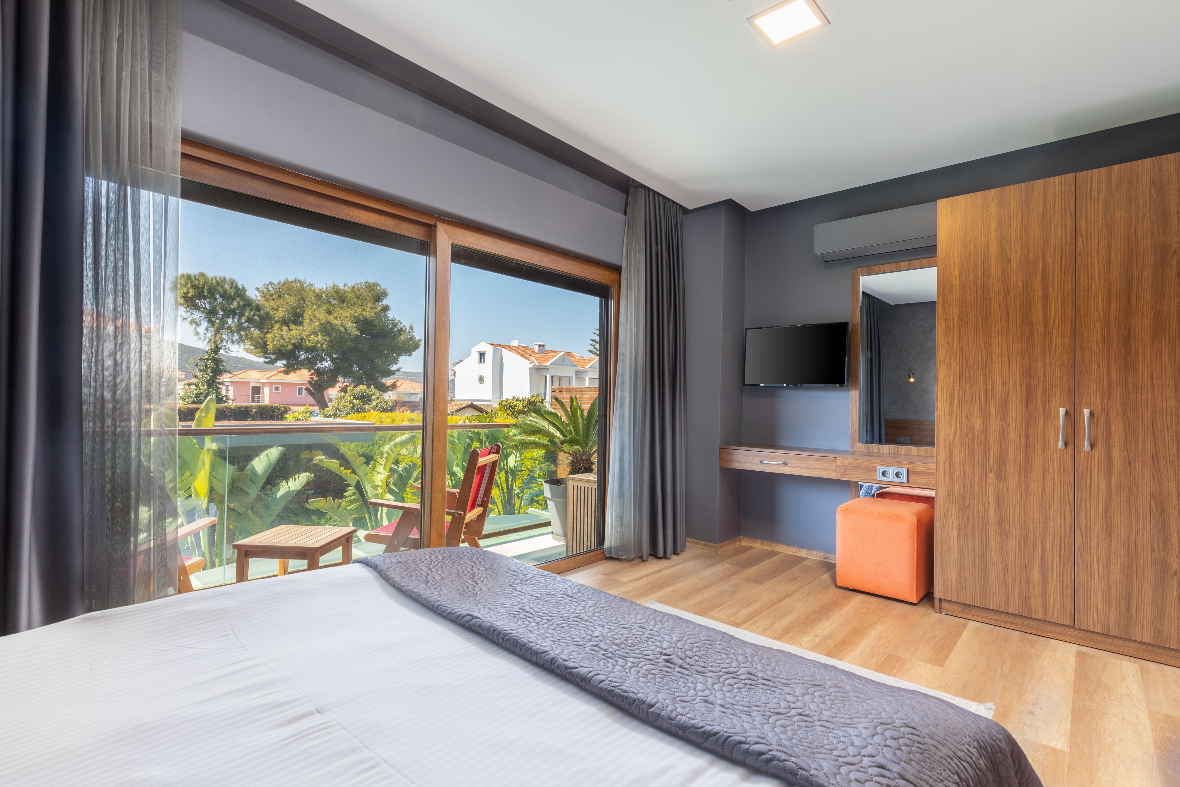 deluxe suite | premium bedding, minibar, in-room safe, desk