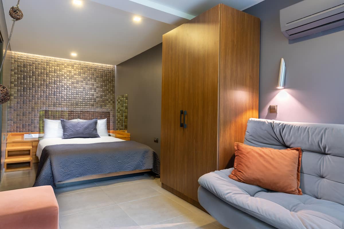 Queen Suite Jacuzzi | Premium bedding, minibar, in-room safe, desk